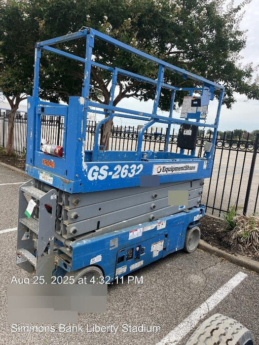 2019 Genie GS-2632 Folding rails with half height swing gate
