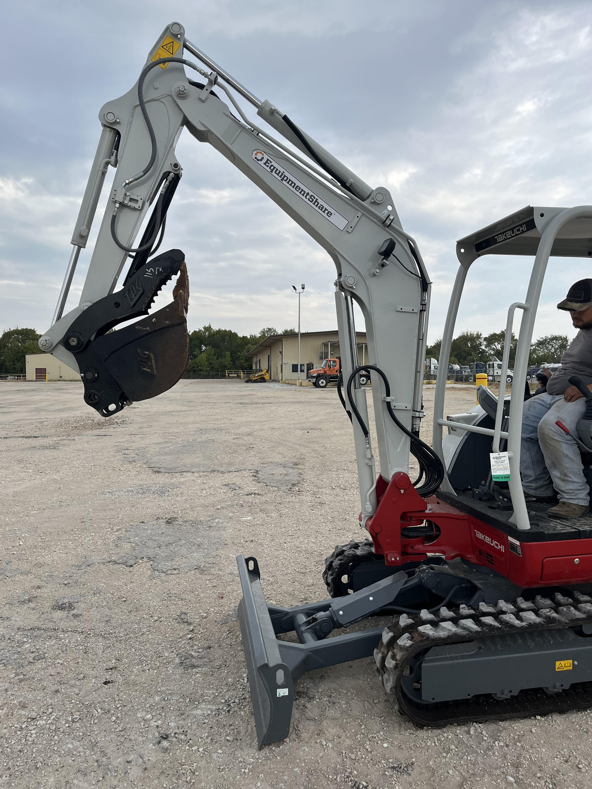 2023 TAKEUCHI TB235-2R