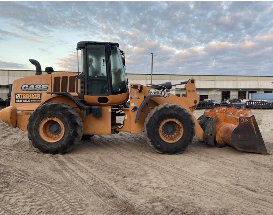 2016 Case 821F CLOSED CAB, JRB 418 STYLE HYD COUPLER