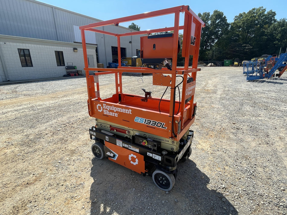 2022 JLG ES1330L