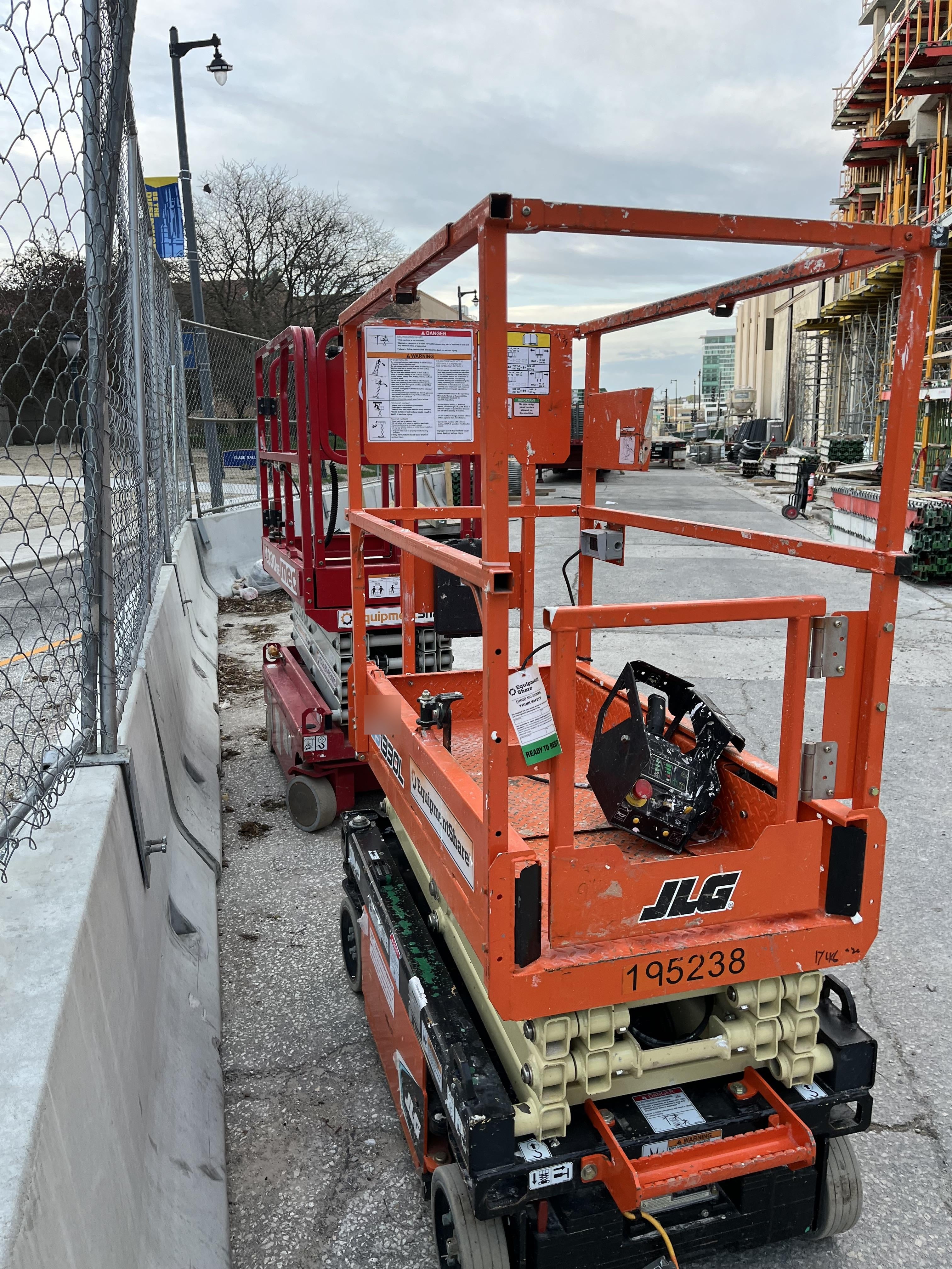 2021 JLG ES1330L