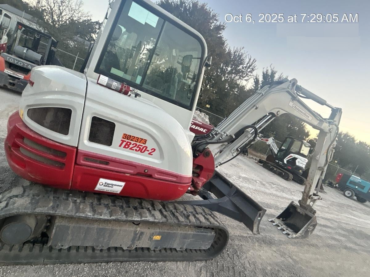 2023 TAKEUCHI TB250-2CR