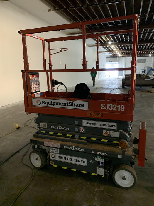 2020 Skyjack SJIII-3219 Solid NM Tires, Half height spring hinged entry gate, Dual Beacons, 800W Inverter