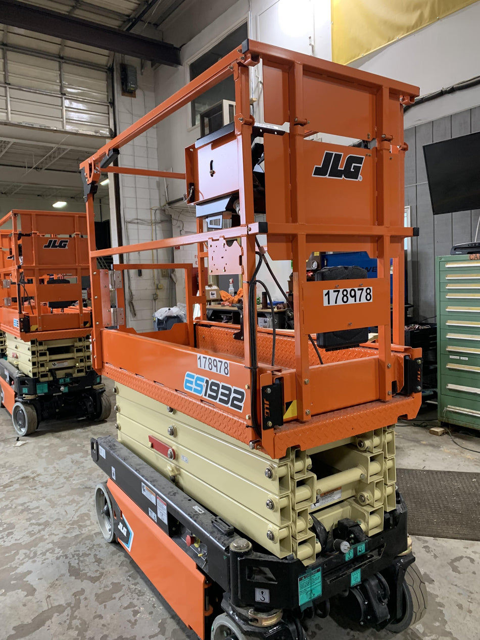 2021 JLG ES1932