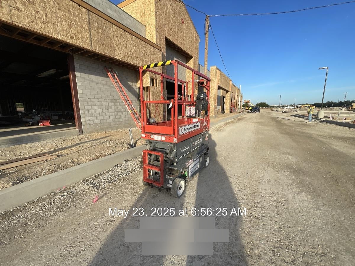 2020 Skyjack SJIII-3219 Solid NM Tires, Half height spring hinged entry gate, Dual Beacons, 800W Inverter