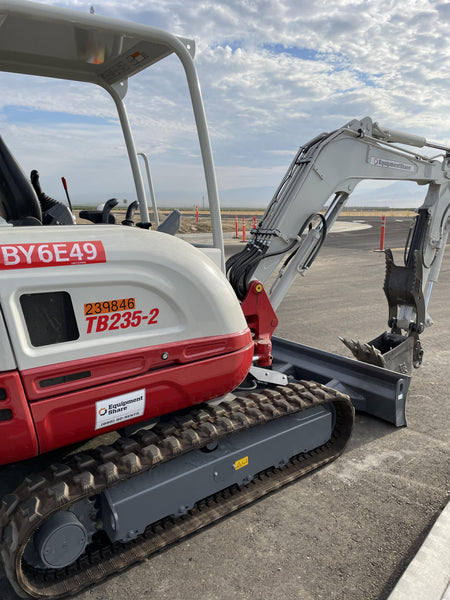 2022 TAKEUCHI TB235-2R
