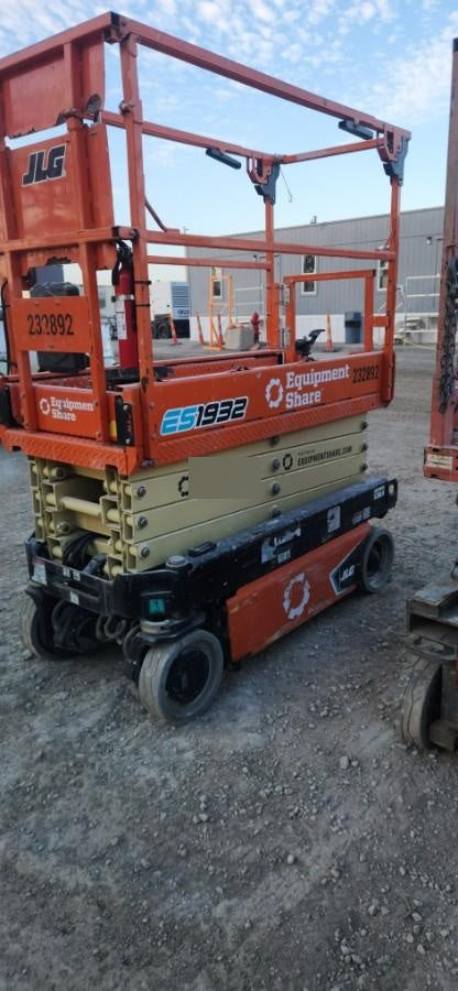 2022 JLG ES1932