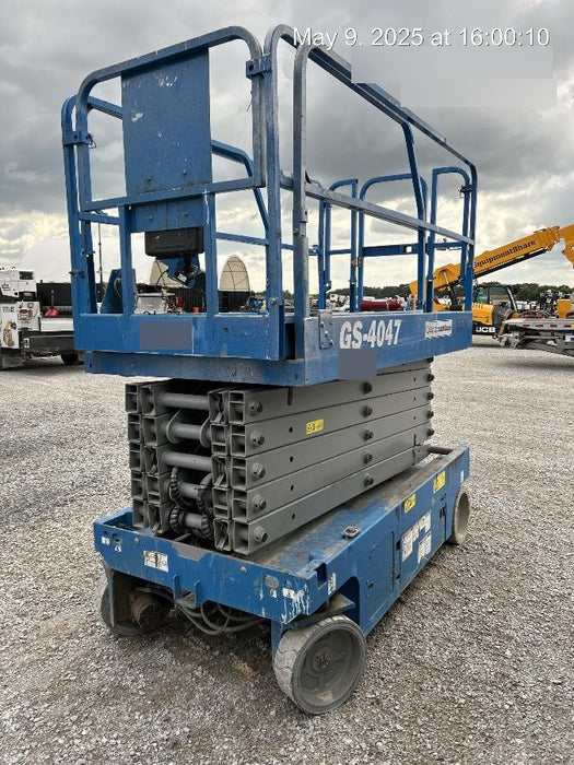 2019 Genie GS-4047 Folding rails with half height swing gate