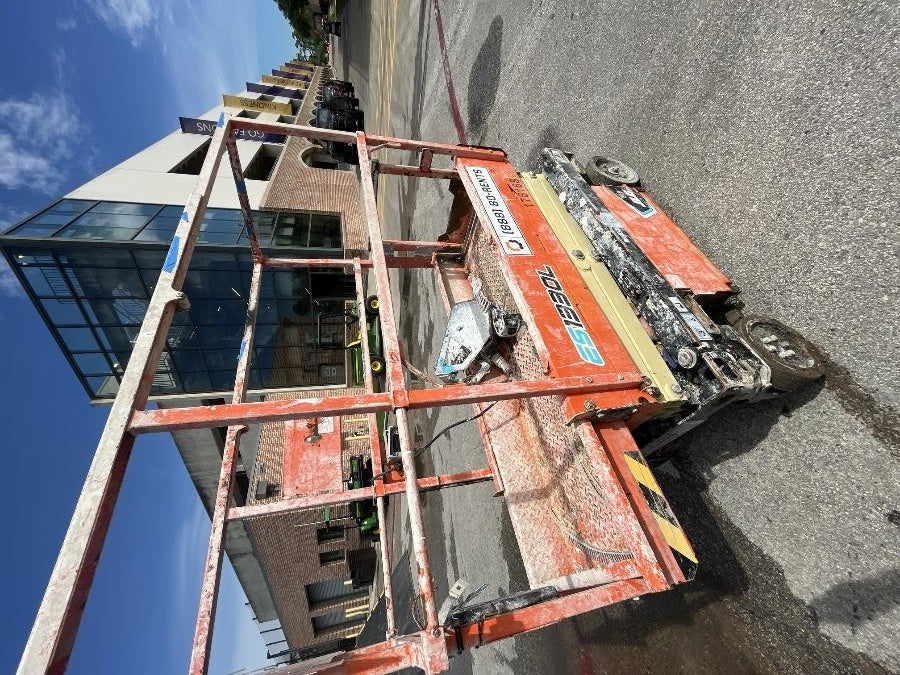 2021 JLG ES1330L