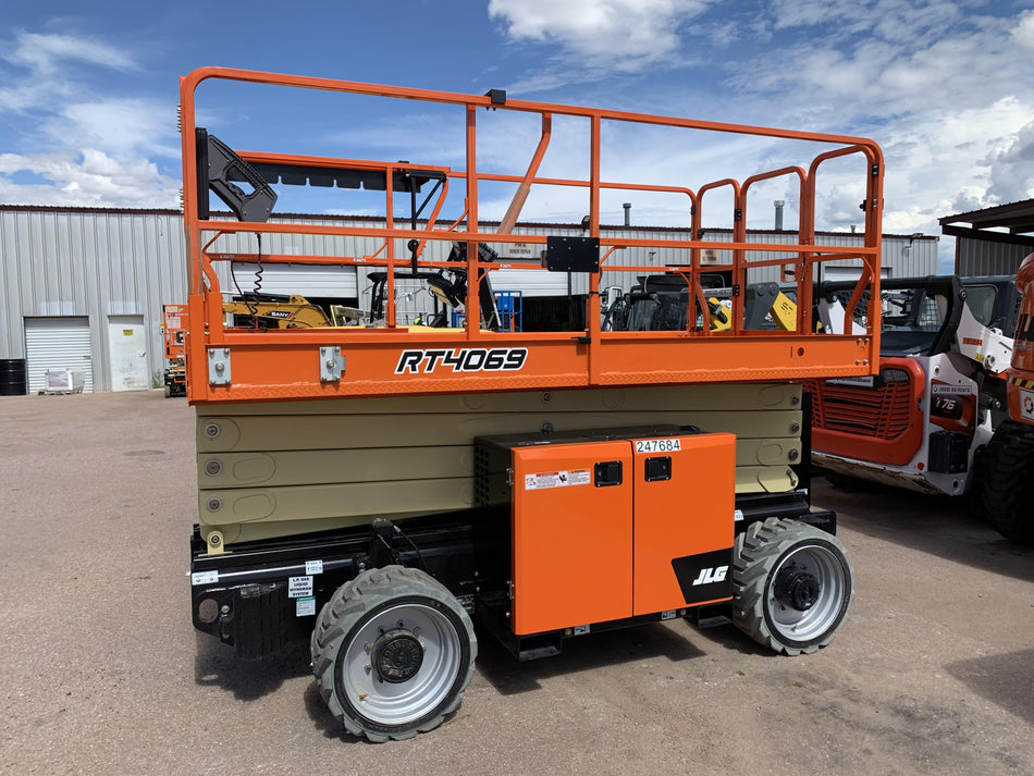 2022 JLG RT4069