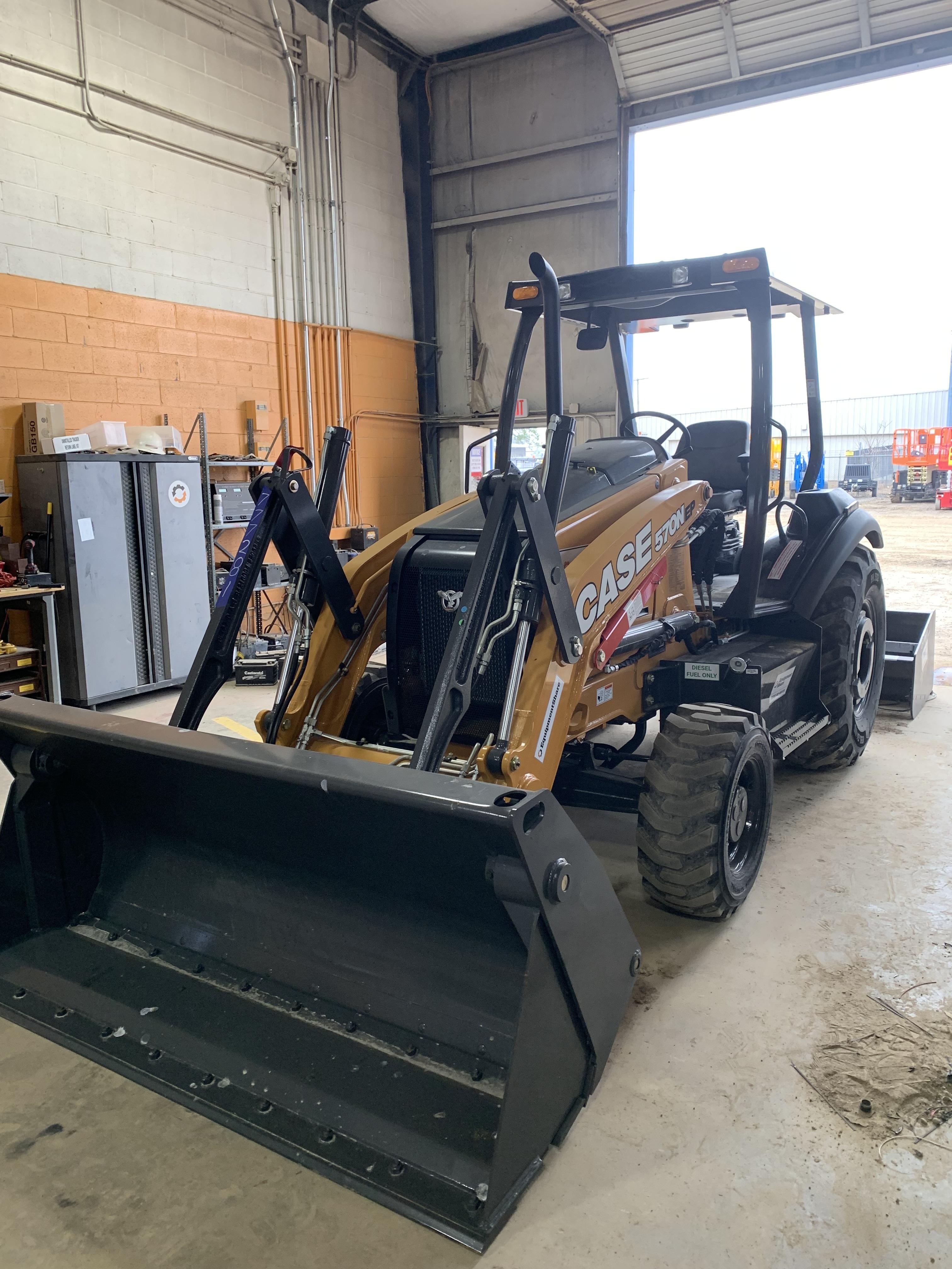 2023 CASE 570N EP