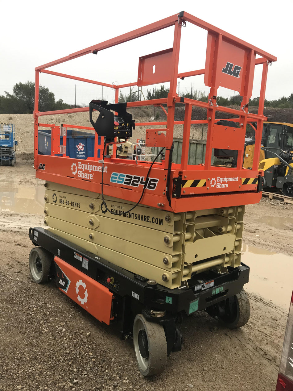 2022 JLG ES3246
