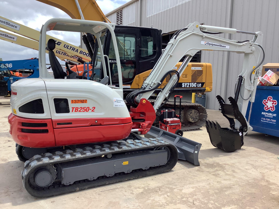 2021 TAKEUCHI TB250-2