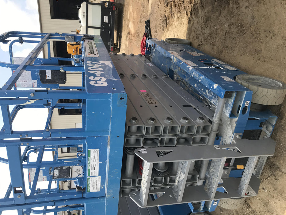 2019 Genie GS-4047 Folding rails with half height swing gate