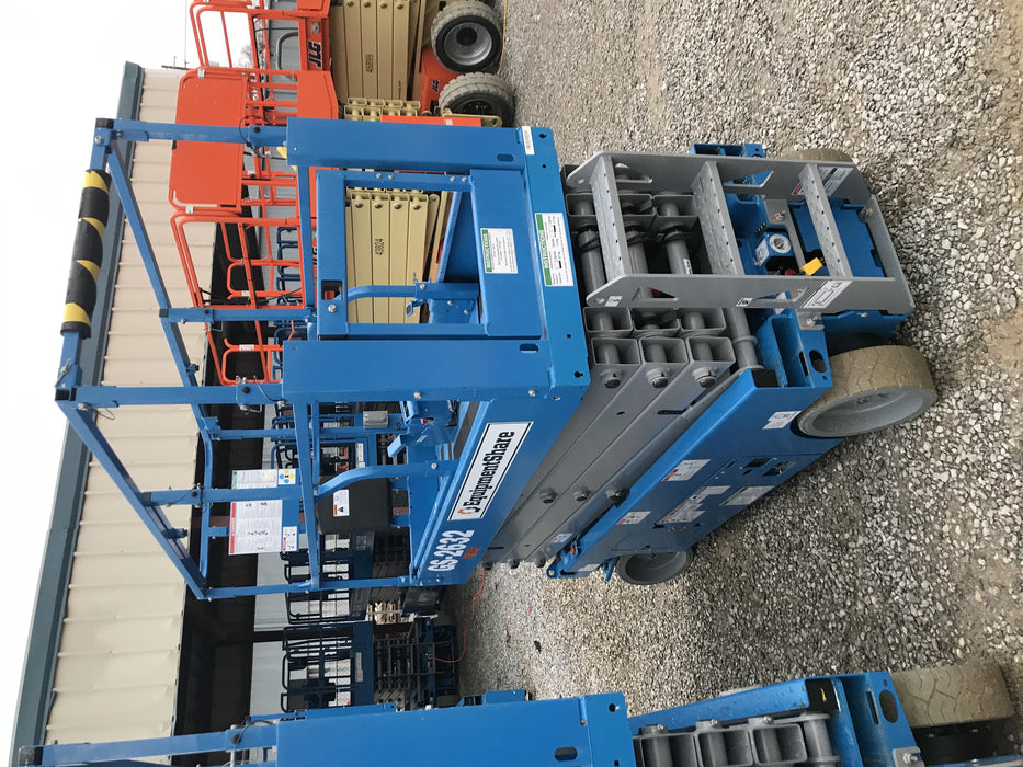 2019 Genie GS-2632 Folding rails with half height swing gate