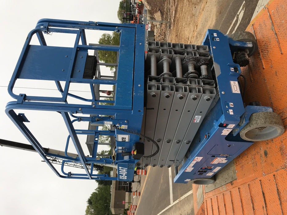 2019 Genie GS-4047 Folding rails with half height swing gate