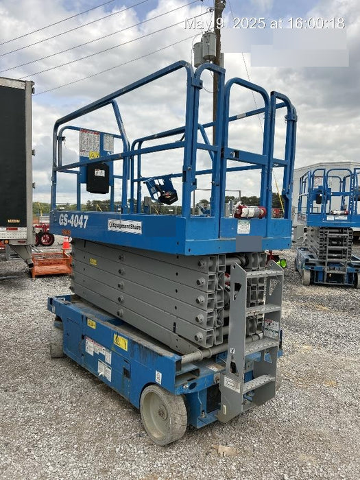 2019 Genie GS-4047 Folding rails with half height swing gate