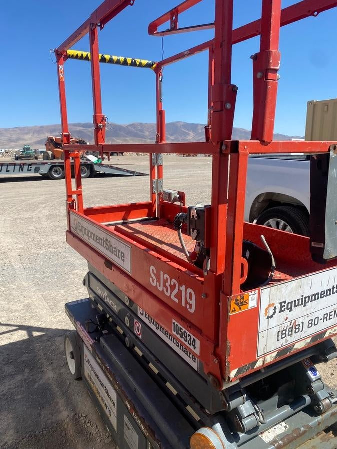 2020 Skyjack SJIII-3219 Solid NM Tires, Half height spring hinged entry gate, Dual Beacons, 800W Inverter