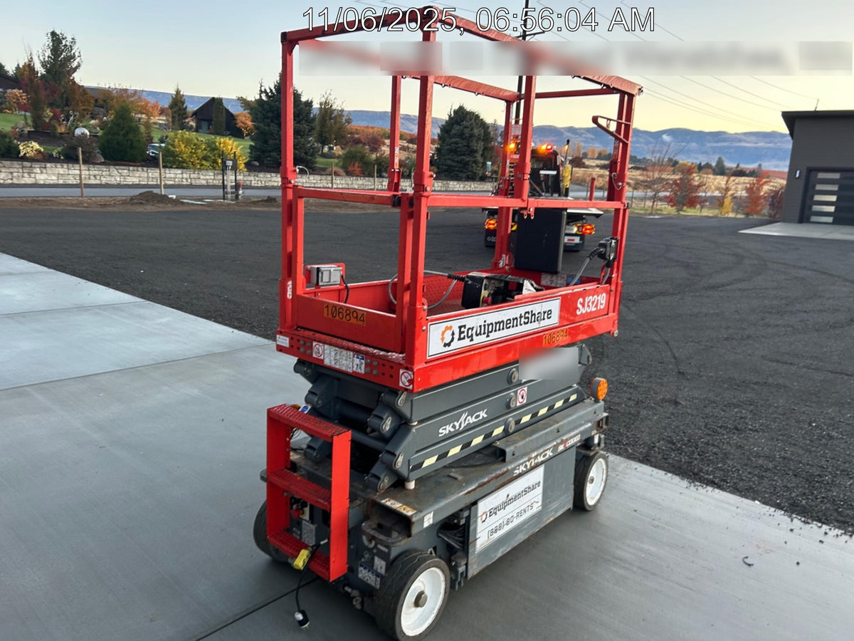 2020 Skyjack SJIII-3219 Solid NM Tires, Half height spring hinged entry gate, Dual Beacons, 800W Inverter