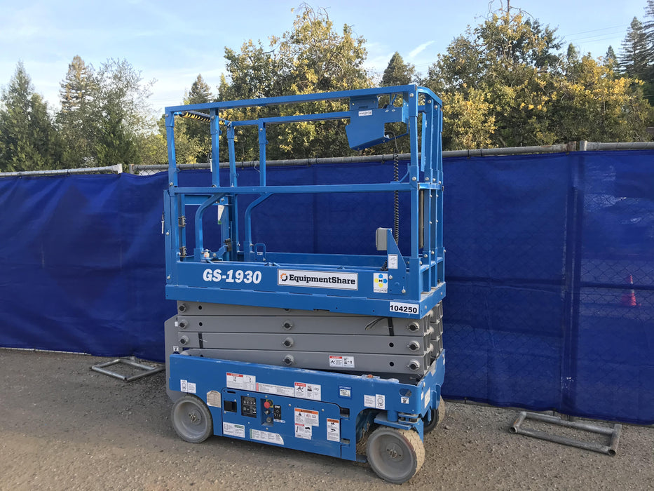 2020 Genie GS-1930 Solid Non Marking Tires, Beacon, Folding rails with half height swing gate, 800W Inverter
