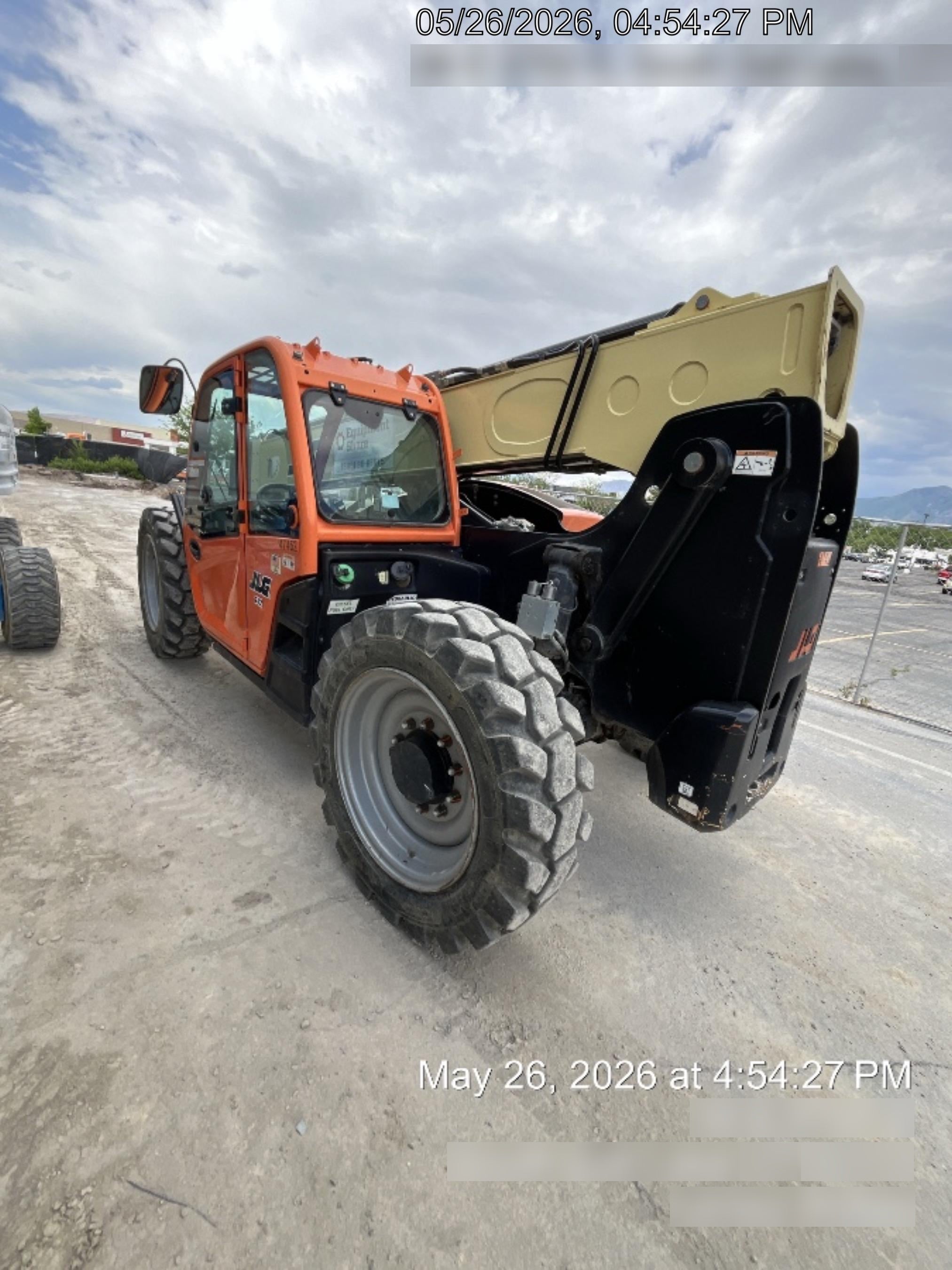 2017 JLG 742