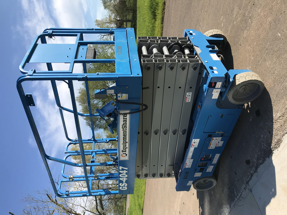 2019 Genie GS-4047 Folding rails with half height swing gate