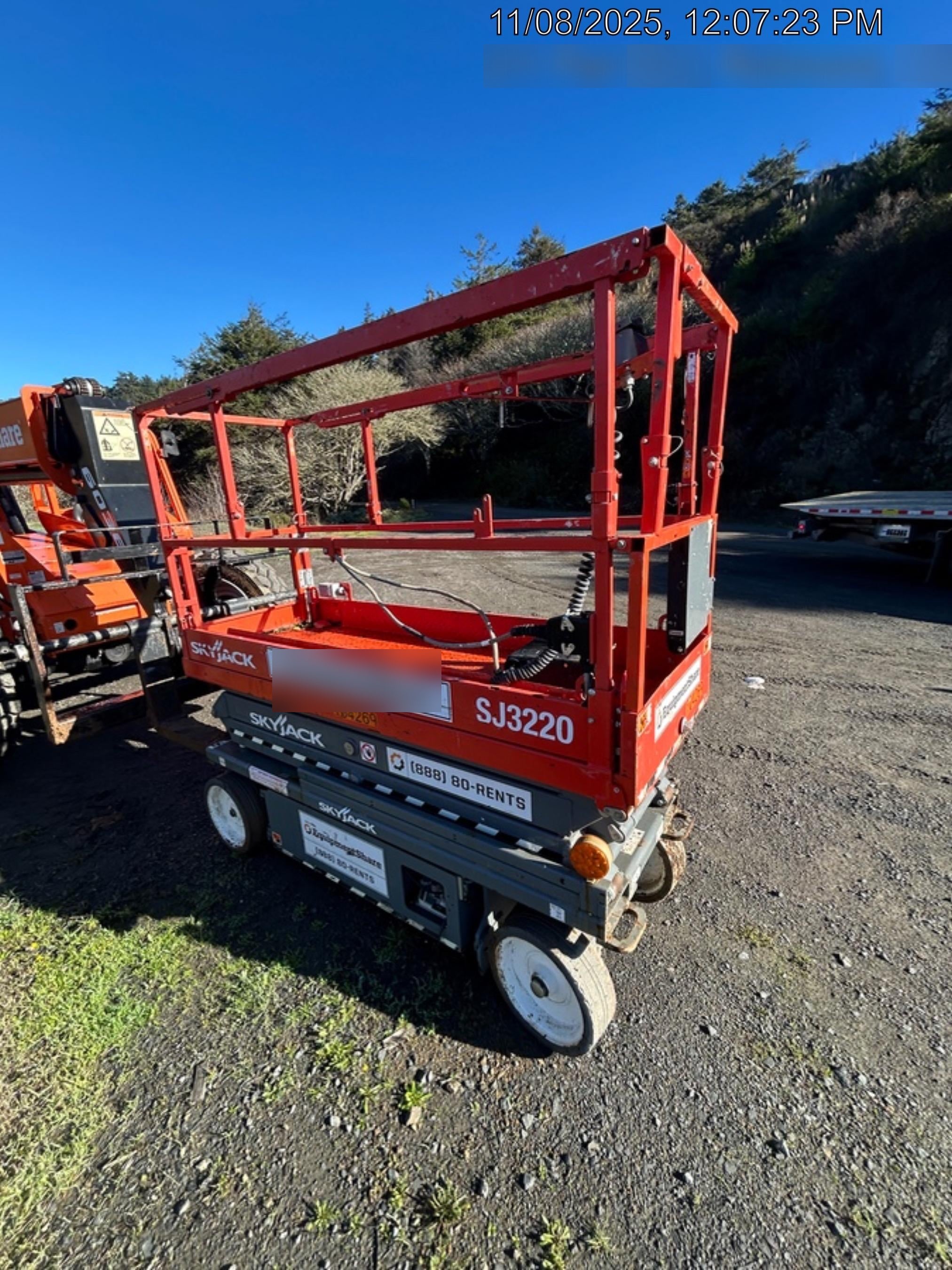 2020 Skyjack SJIII-3220 Solid NM Tires, Half height spring hinged entry gate, Dual Beacons, 6' Powered Extension Deck