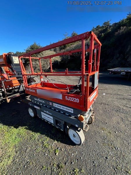 2020 Skyjack SJIII-3220 Solid NM Tires, Half height spring hinged entry gate, Dual Beacons, 6' Powered Extension Deck