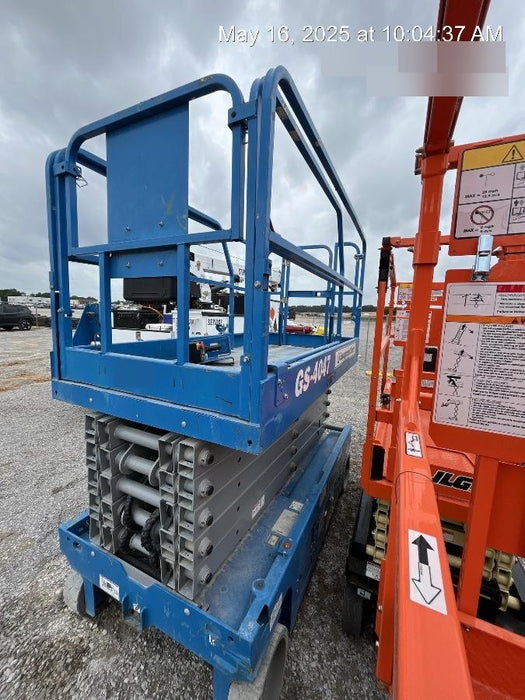 2019 Genie GS-4047 Folding rails with half height swing gate