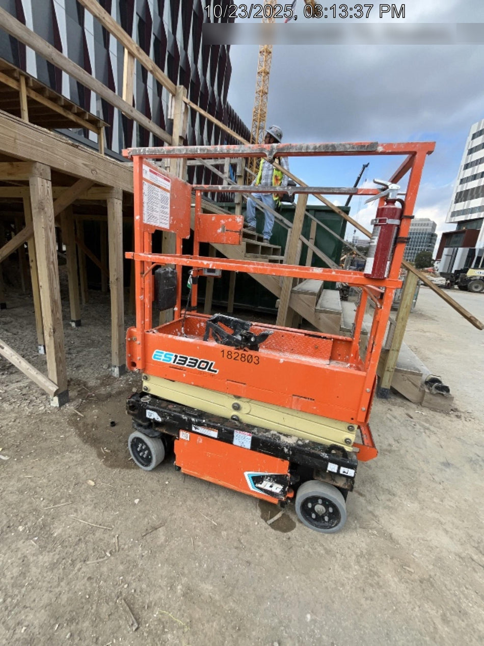 2021 JLG ES1330L