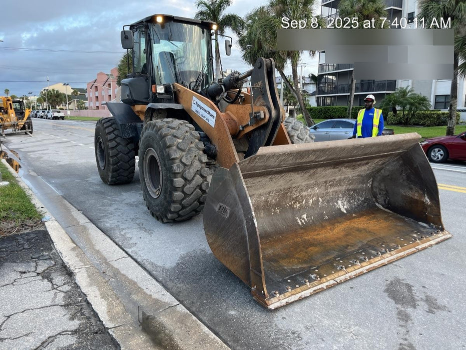 2018 Case 821G CLOSED CAB, JRB 418 STYLE HYD COUPLER