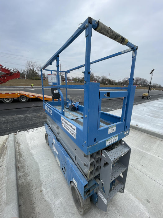2019 Genie GS-2632 Folding rails with half height swing gate