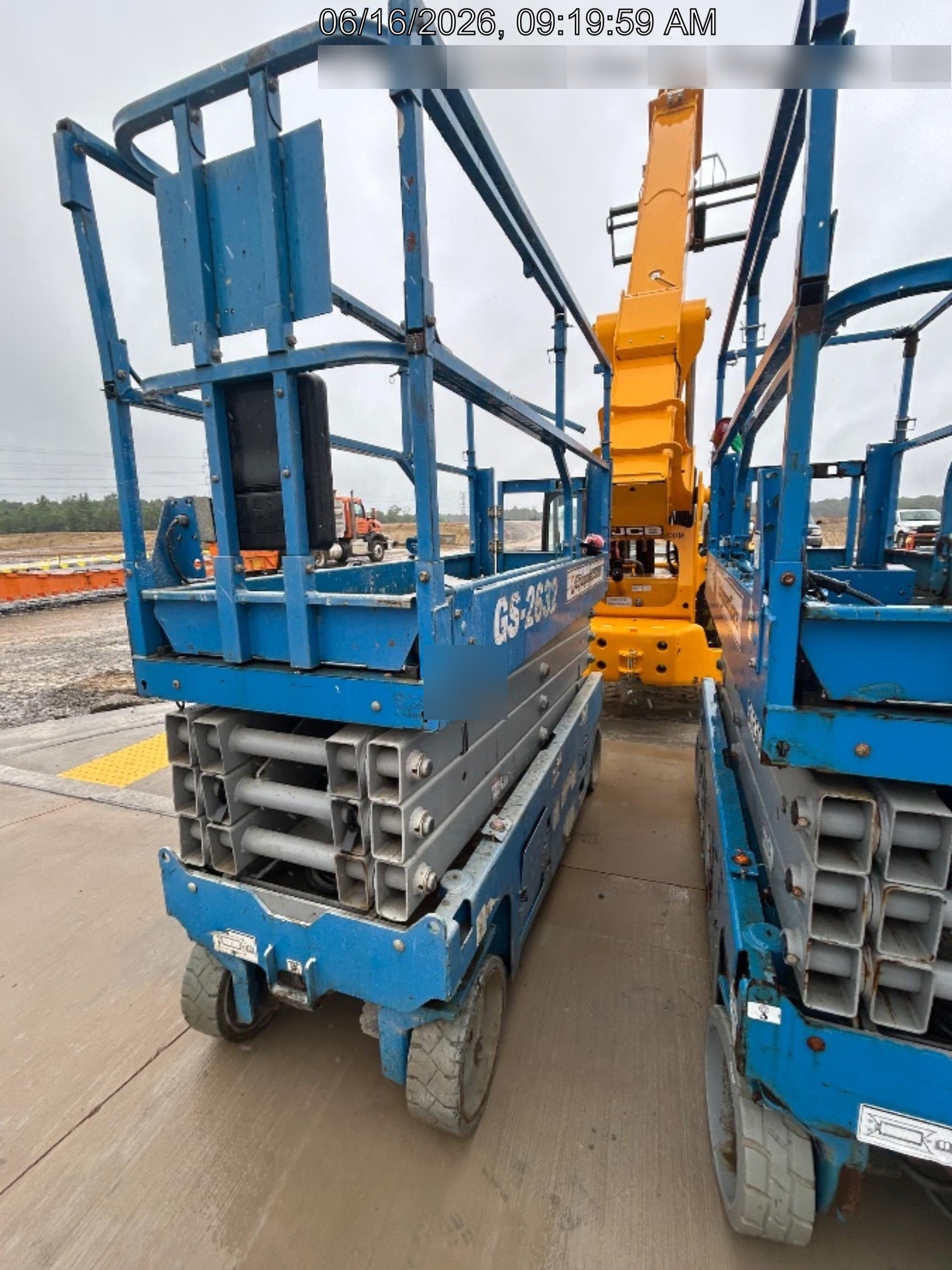2019 Genie GS-2632 Folding rails with half height swing gate