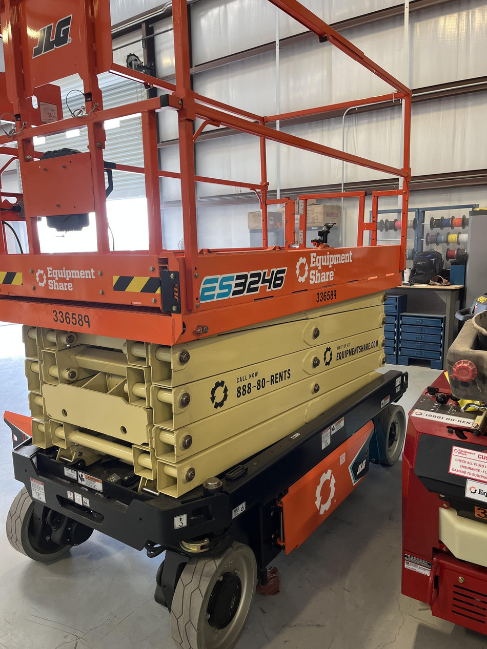 2023 JLG ES3246