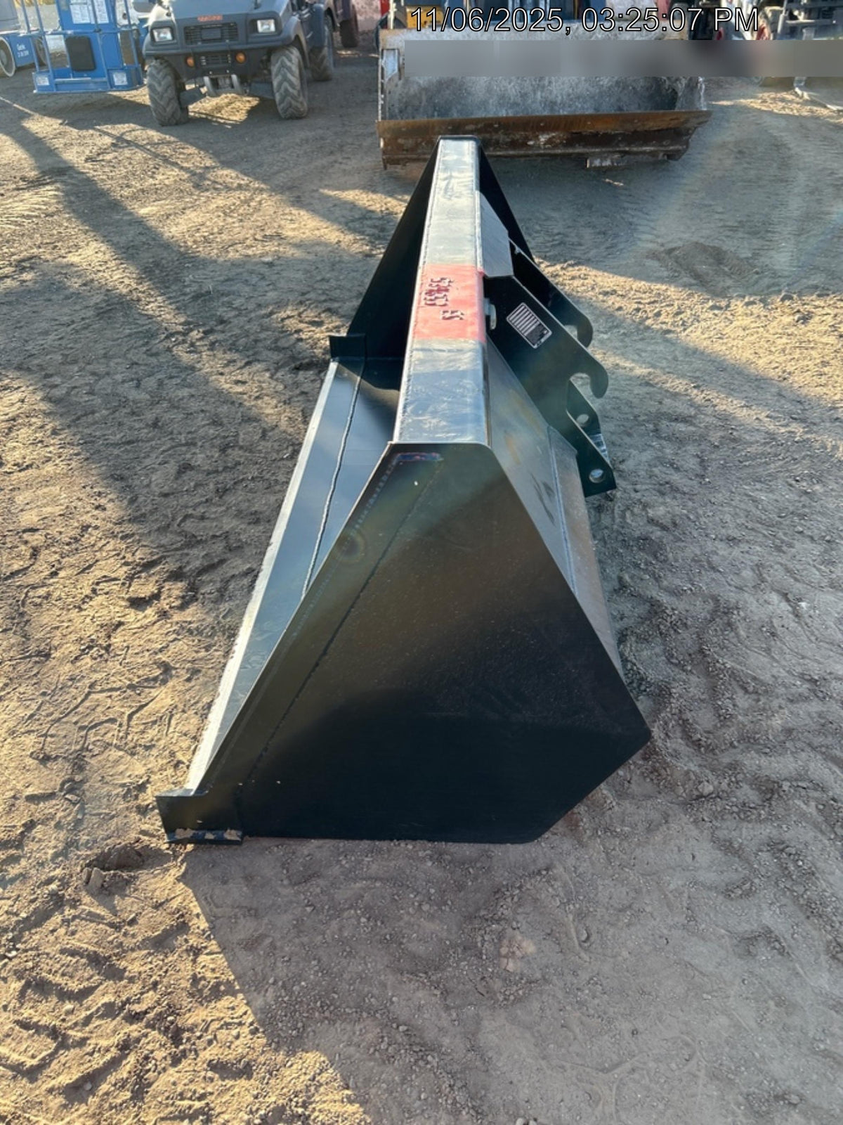 2025 JLG 1001100823