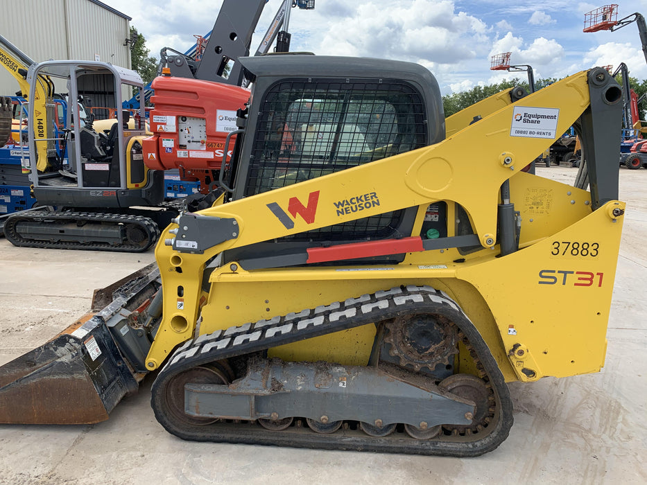 Wacker Neuson ST31 Bucket Leveling, Cab/Heat/A/C, Selectable EH Joystick Controls, 2-Speed Drive, Cyclonic Engine Pre-Cleaner	68" Bucket w/BOE ASSY