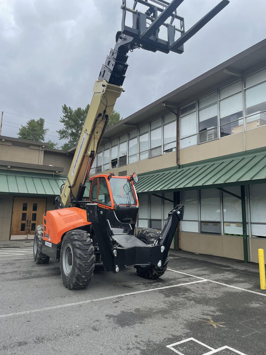 2022 JLG 1075