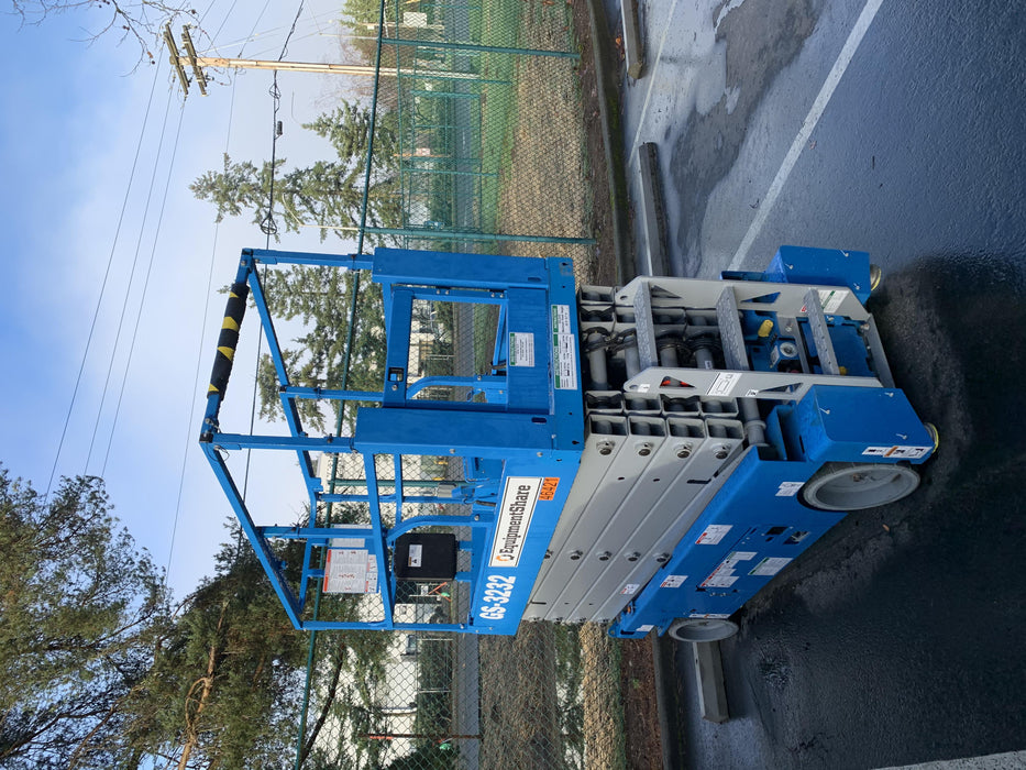 2019 Genie GS-3232 Folding rails with half height swing gate, 800 Amp Inverter