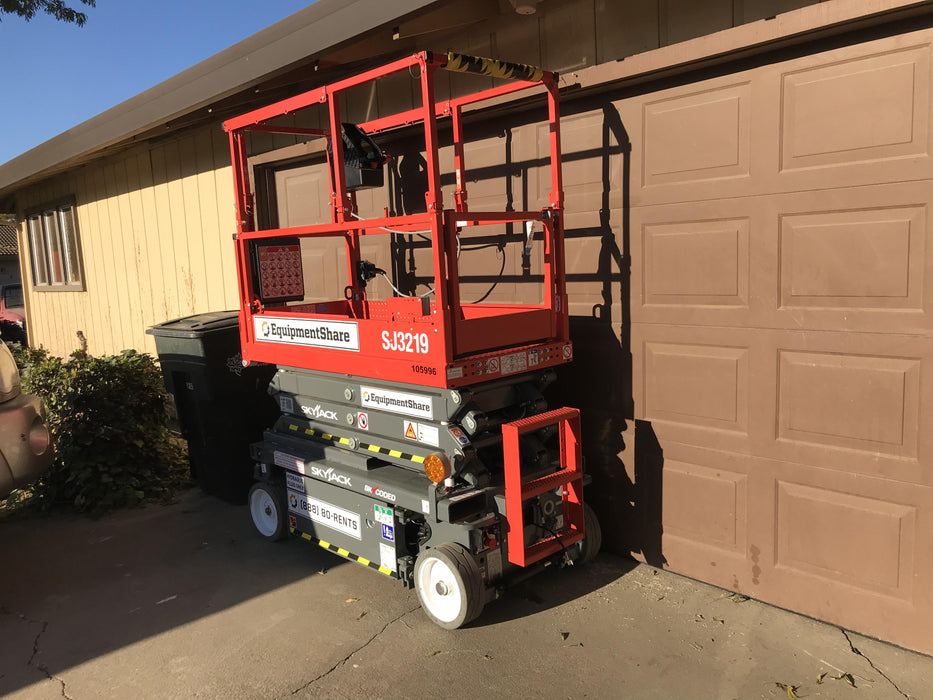 2020 Skyjack SJIII-3219 Solid NM Tires, Half height spring hinged entry gate, Dual Beacons, 800W Inverter