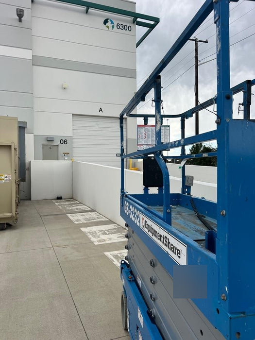 2019 Genie GS-3232 Folding rails with half height swing gate, 800 Amp Inverter