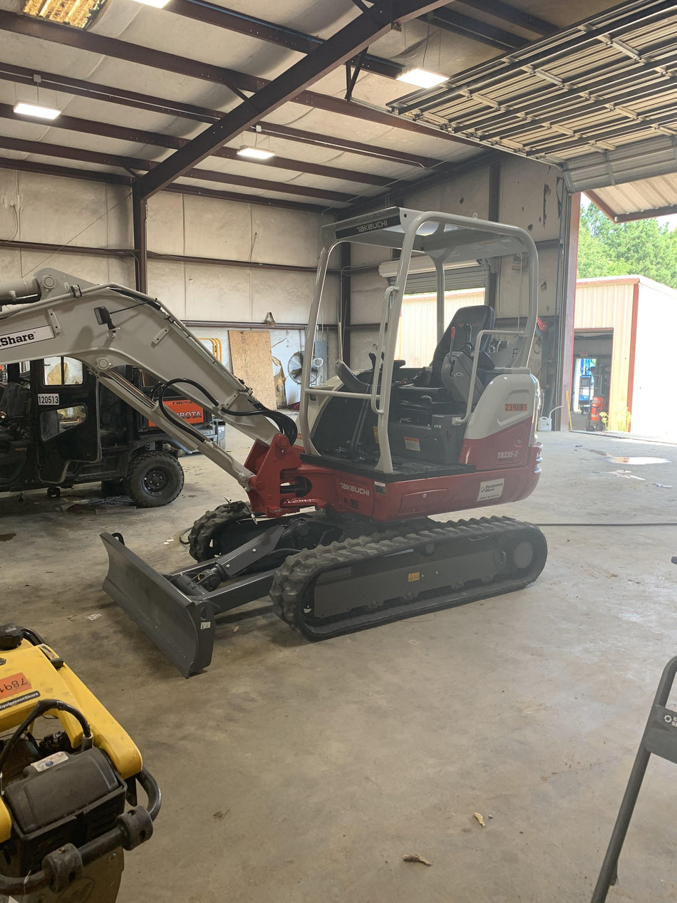 2022 TAKEUCHI TB235-2R