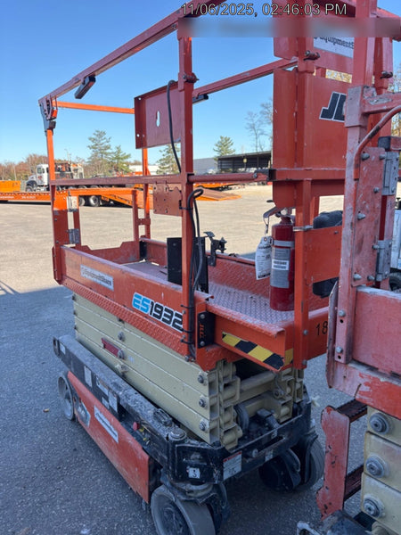 2021 JLG ES1932