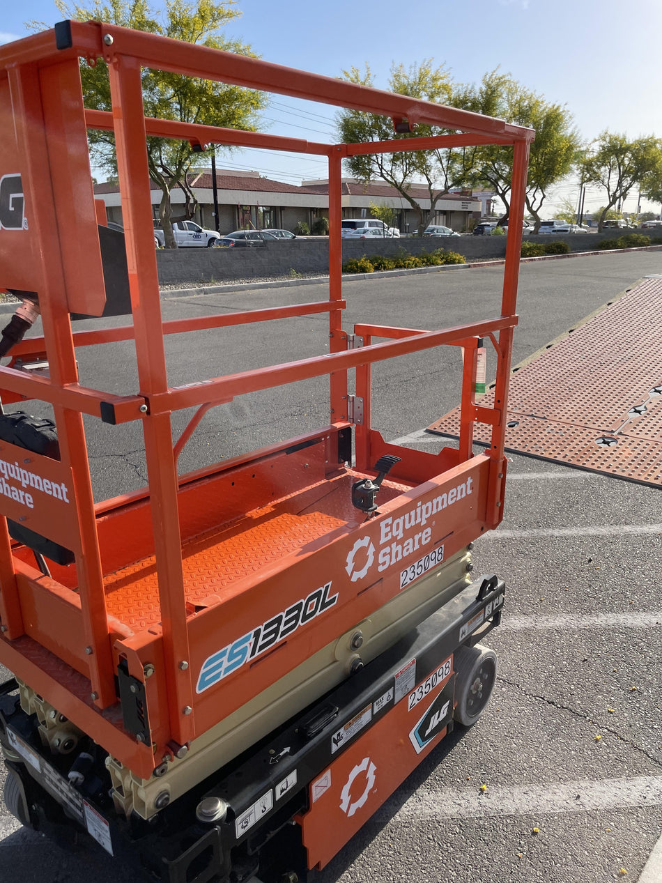 2022 JLG ES1330L