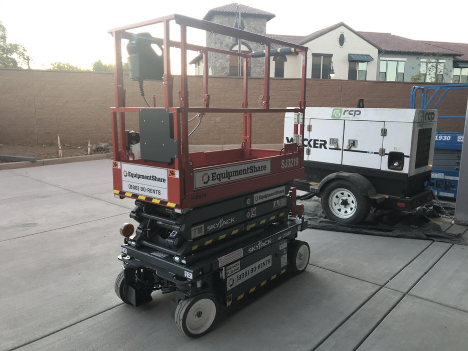 2020 Skyjack SJIII-3219 Solid NM Tires, Half height spring hinged entry gate, Dual Beacons, 800W Inverter