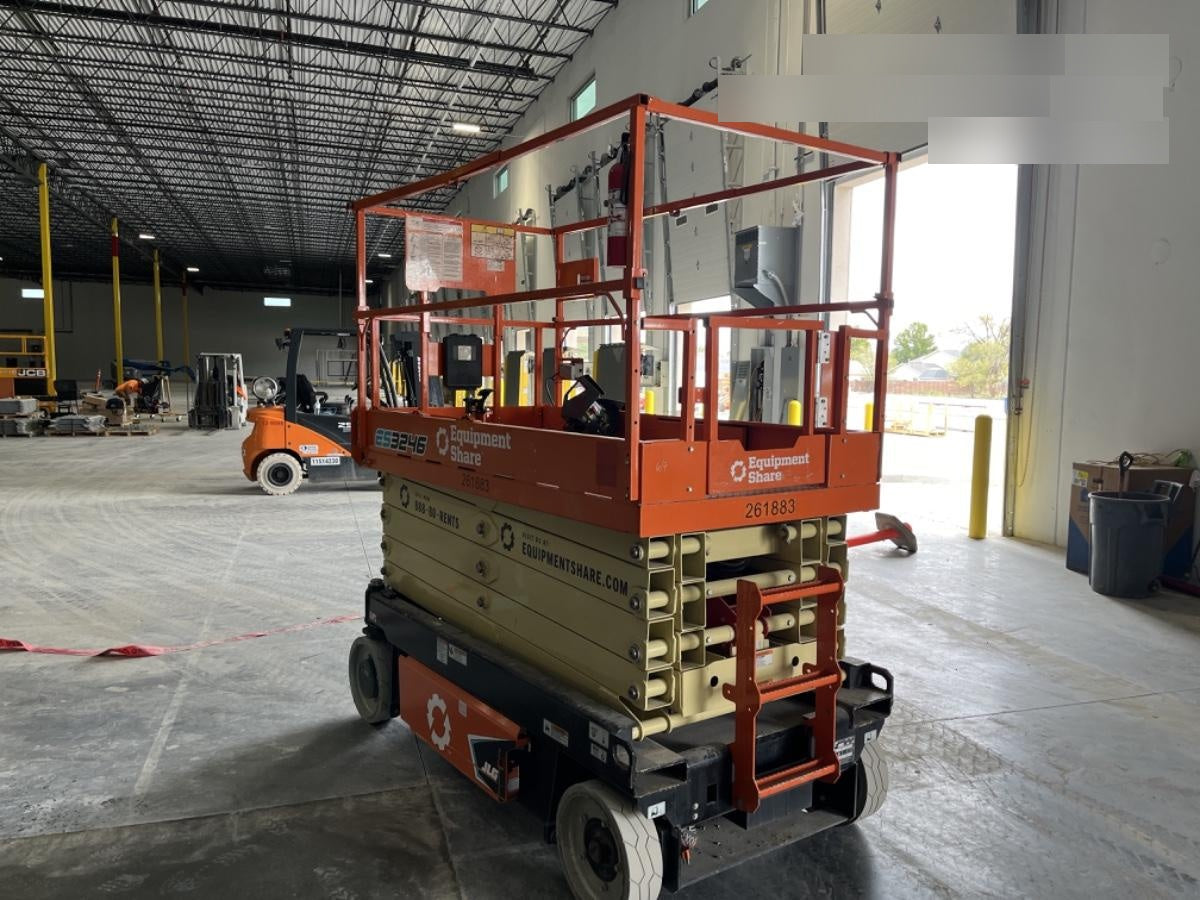 2022 JLG ES3246