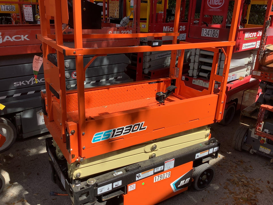 2021 JLG ES1330L