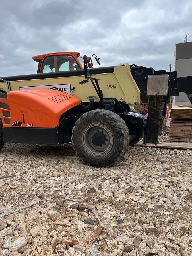 2021 JLG 1075