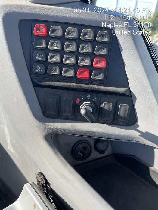 2018 Case 621G CLOSED CAB, 1 FUNCTION, JRB 416 STYLE HYD COUPLER