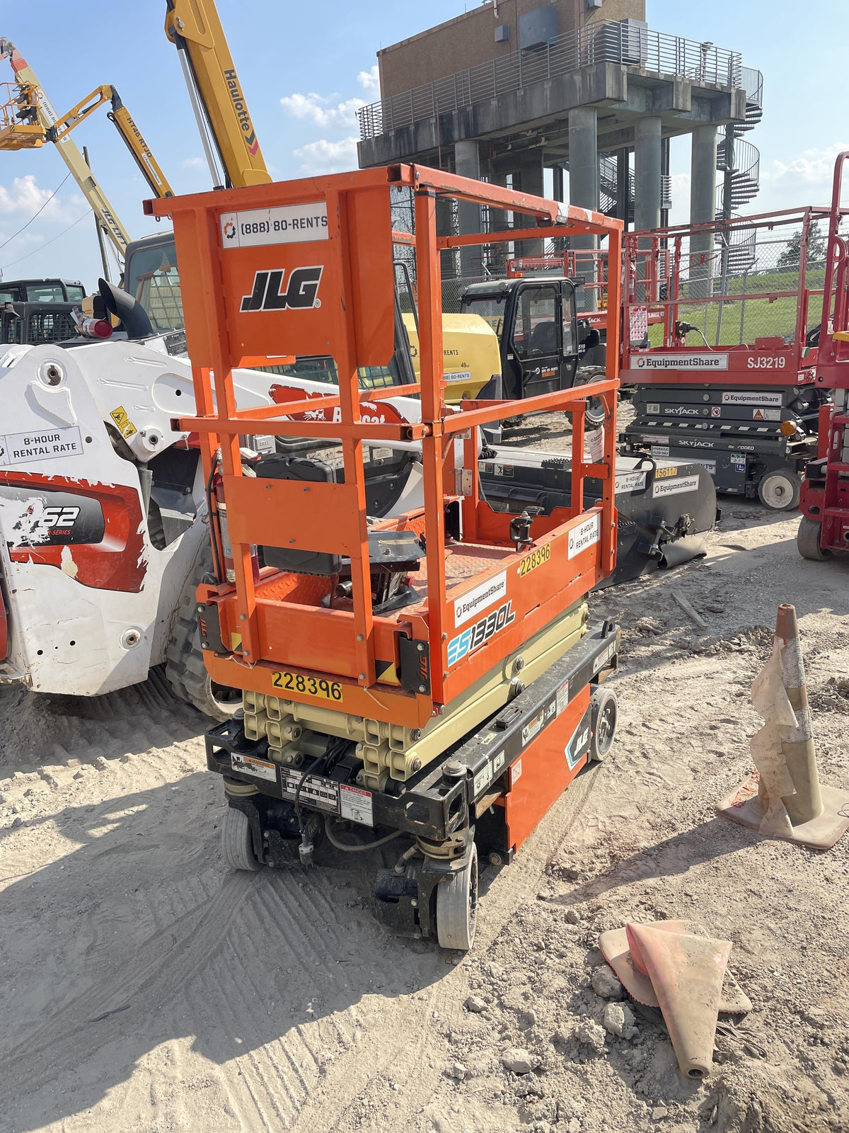 2022 JLG ES1330L