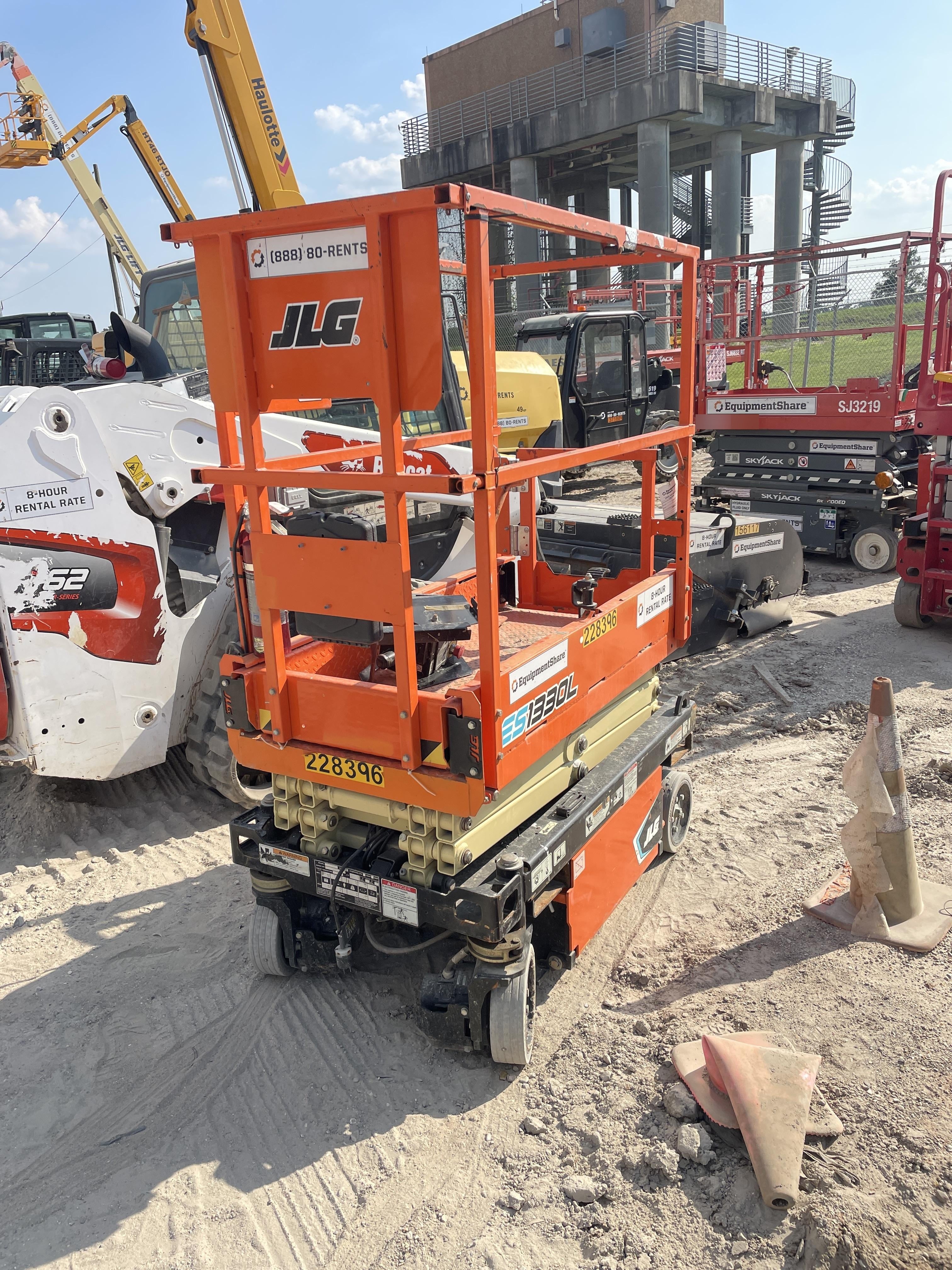 2022 JLG ES1330L